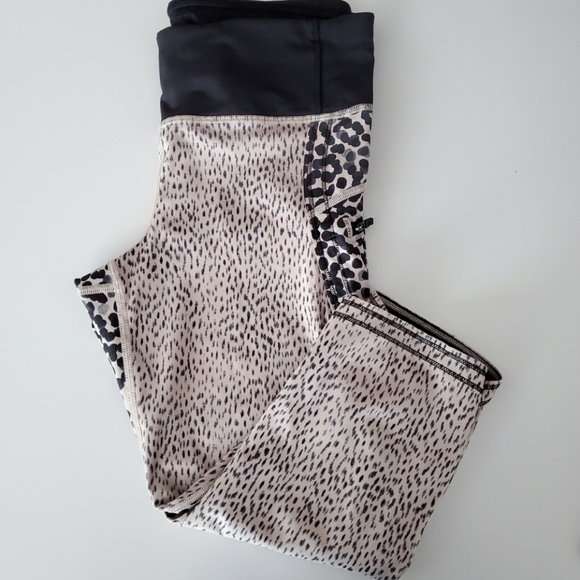 Lululemon Leopard Print Crop Leggings Size 6 - Picture 3 of 7